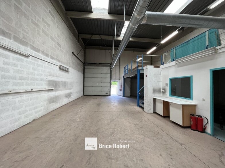 Light Industrial in Lyon to rent - Interior Photo - Image 1 of 5