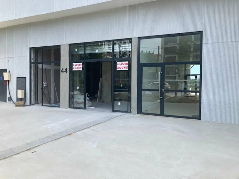 Location Commerce 215 m² - Photo 1