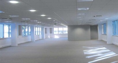 4 Rue Paul Dautier, Vélizy-Villacoublay to rent Building Photo- Image 2 of 2