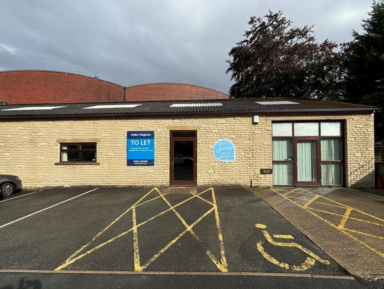 Huddersfield Rd, Elland to rent - Primary Photo - Image 1 of 1