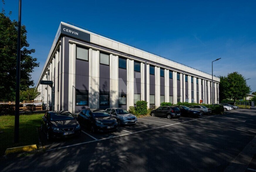 Light Industrial in Lisses to rent - Building Photo - Image 1 of 9