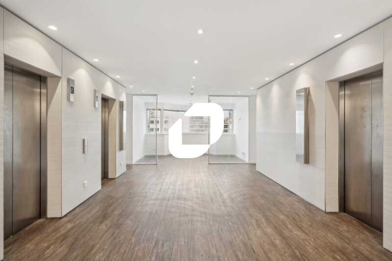 Office in Levallois-Perret to rent - Lobby - Image 3 of 9