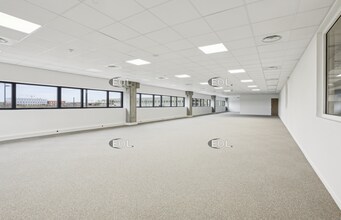 Light Industrial in Tremblay-en-France to rent Interior Photo- Image 2 of 5