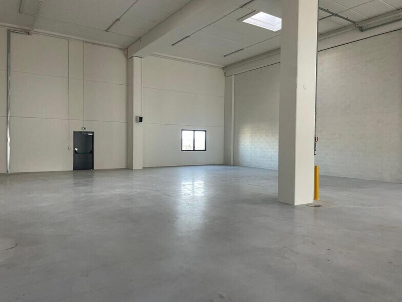 Industrial in Bondy to rent - Building Photo - Image 1 of 8