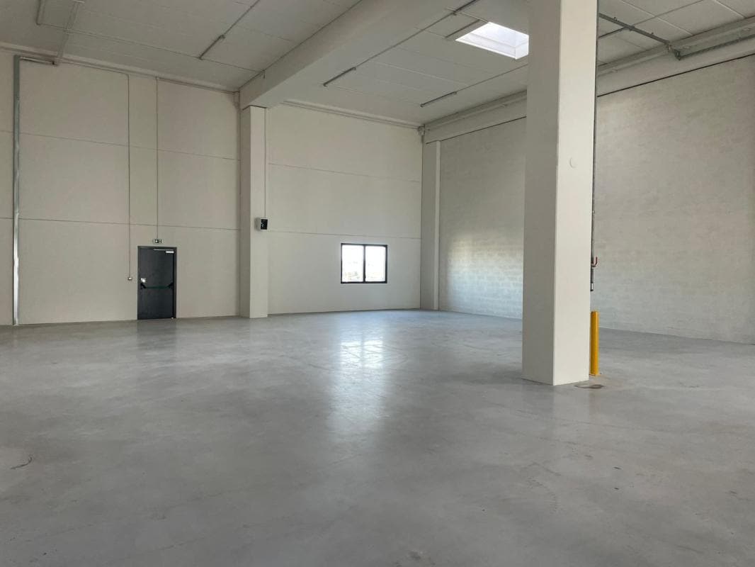 Industrial in Bondy to rent Building Photo- Image 1 of 9