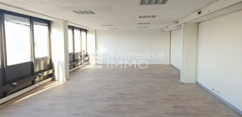 Office in Boissy-Saint-Léger to rent - Interior Photo - Image 2 of 9