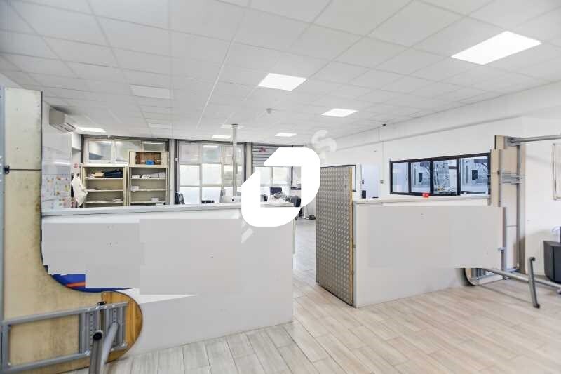 Light Industrial in Montreuil for sale - Interior Photo - Image 2 of 12