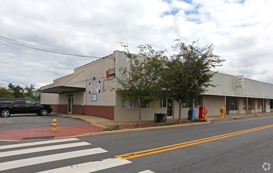 403-409 E Catawba St, Belmont, NC for rent - Building Photo - Image 2 of 4