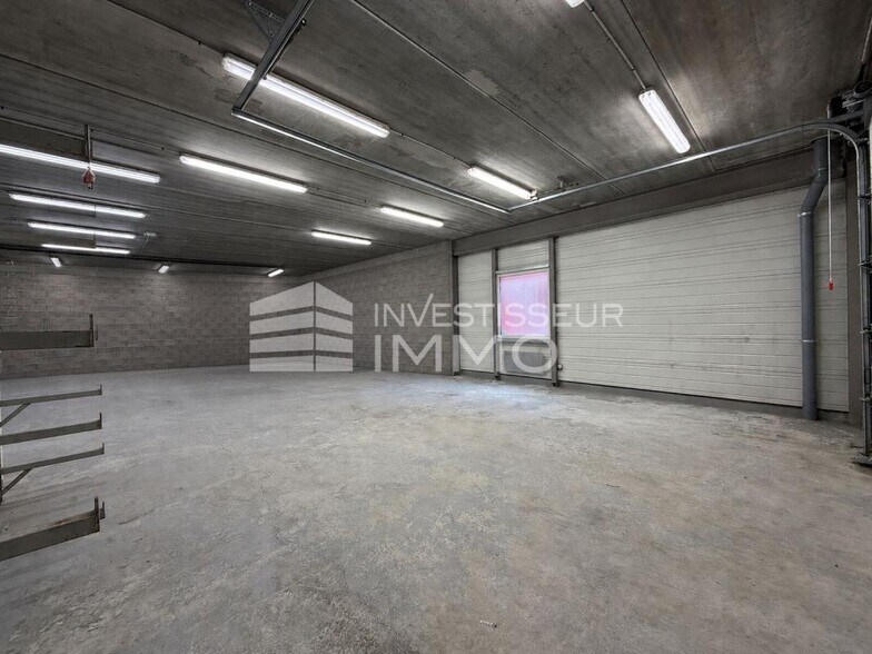 Light Industrial in Champs Sur Marne to rent - Building Photo - Image 1 of 6