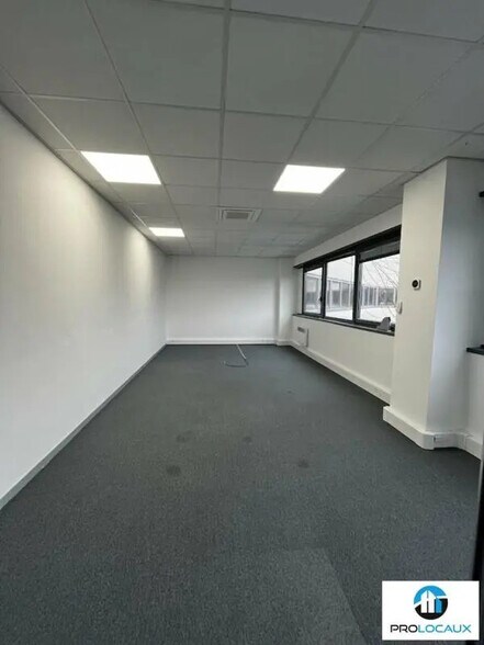 Office in Roissy-en-France to rent - Interior Photo - Image 3 of 12