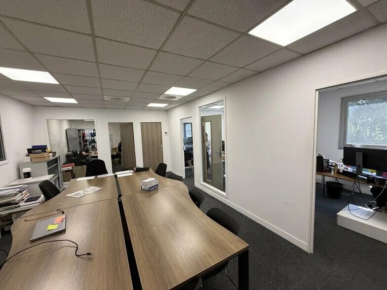 Light Industrial in Gennevilliers to rent - Interior Photo - Image 2 of 7