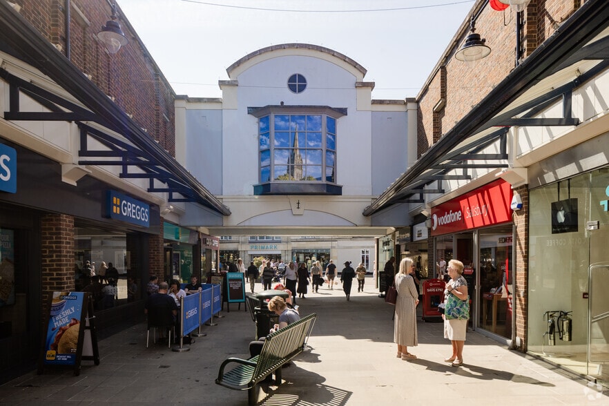 High St, Salisbury to rent - Building Photo - Image 3 of 3