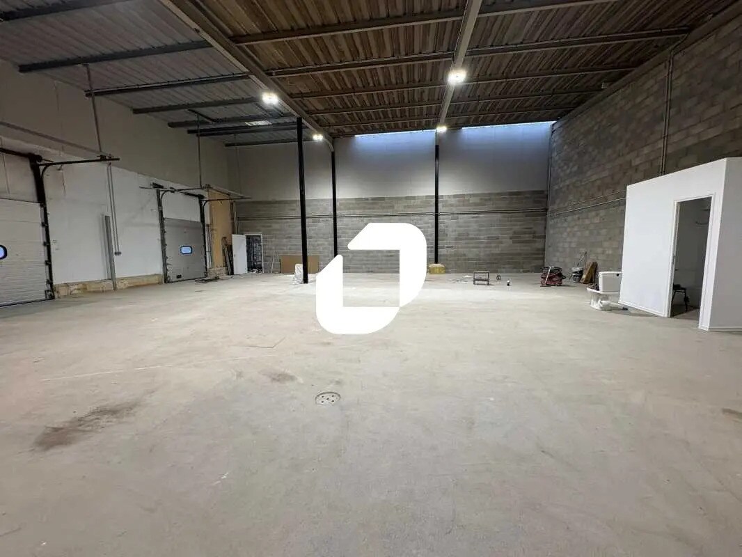 Light Industrial in Montigny-le-Bretonneux to rent Building Photo- Image 1 of 9