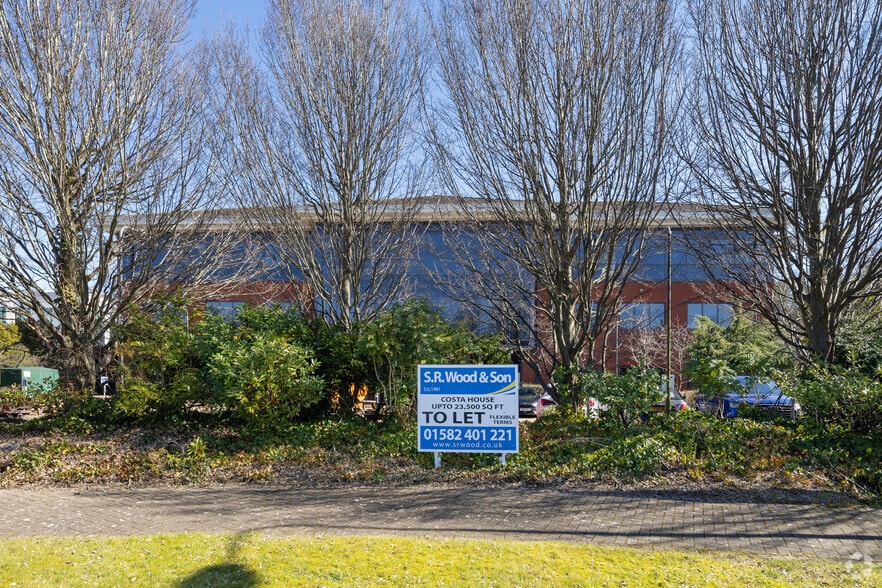 Houghton Hall Park, Dunstable to rent - Building Photo - Image 3 of 4