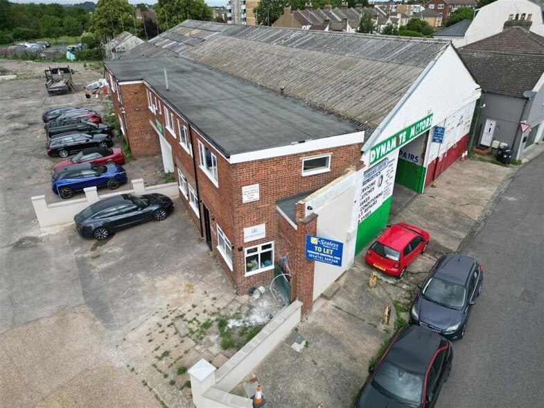 2 Vale Rd, Northfleet to rent - Building Photo - Image 2 of 2