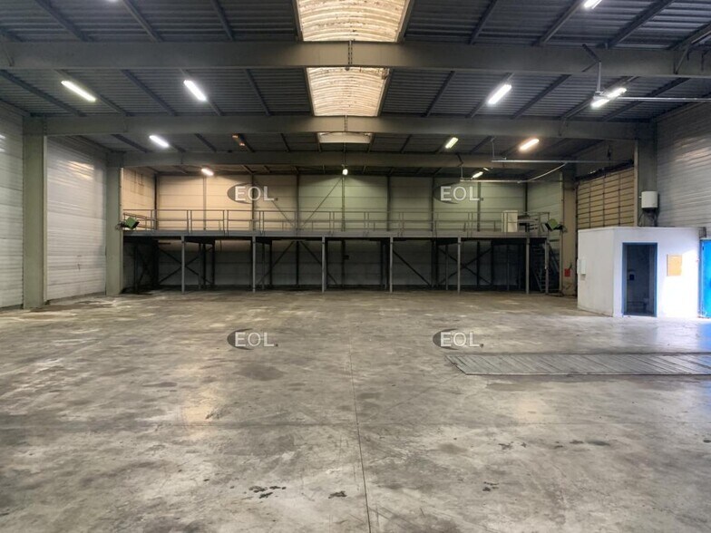 Light Industrial in Colombes to rent - Building Photo - Image 2 of 8