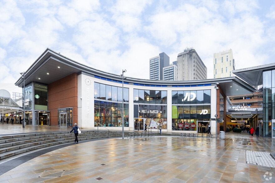 Wolsey Walk, Woking to rent - Building Photo - Image 2 of 5