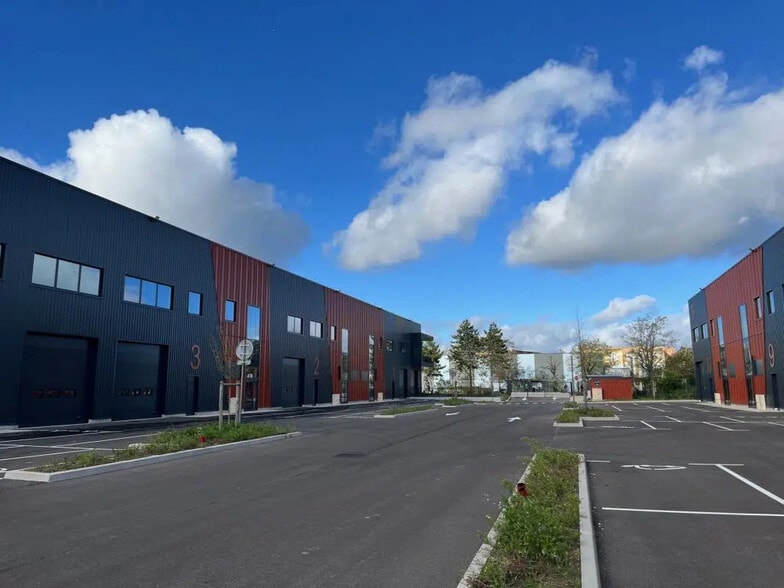 8 Avenue Du Vert Galant, Saint-Ouen-l'Aumône to rent - Building Photo - Image 3 of 7