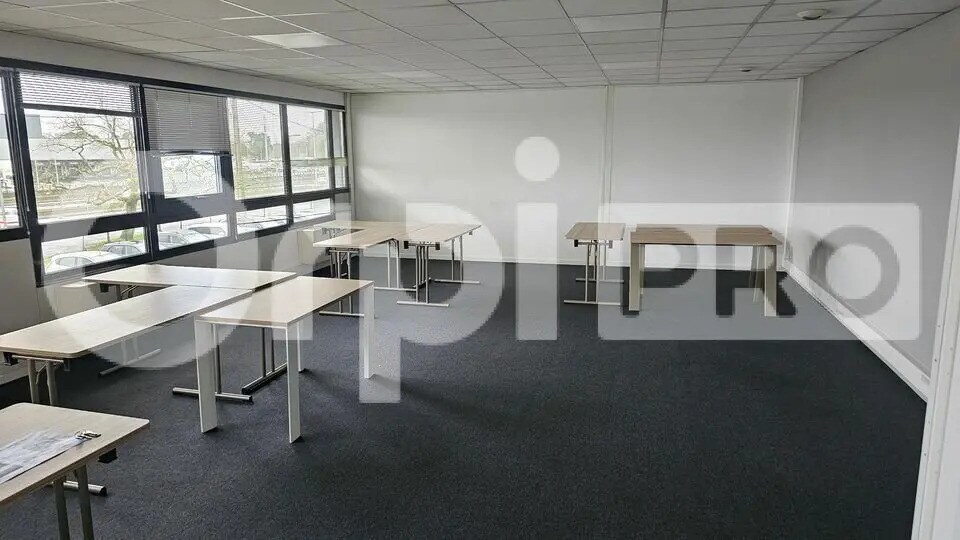 Office in Canéjan to rent Interior Photo- Image 1 of 6