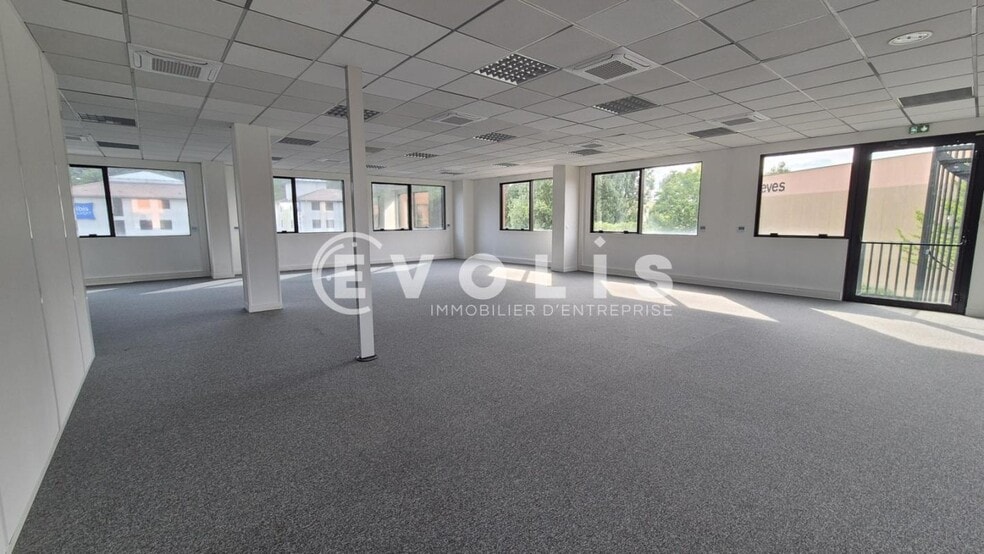 Office in Saint-Thibault-des-Vignes to rent - Interior Photo - Image 2 of 12