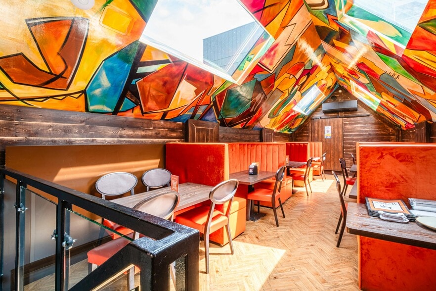 94 Brick Ln, London to rent - Interior Photo - Image 2 of 8