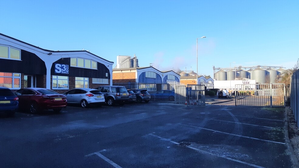 Crittall Rd, Witham to rent - Building Photo - Image 3 of 7