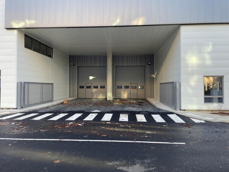Office in Nanterre to rent - Building Photo - Image 3 of 12