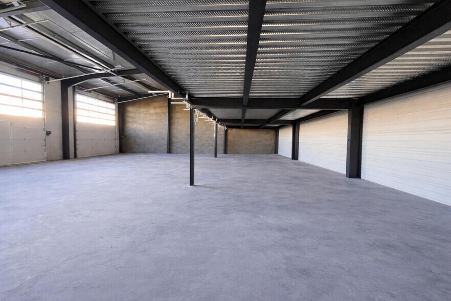 Light Industrial in La Crau to rent - Building Photo - Image 3 of 7