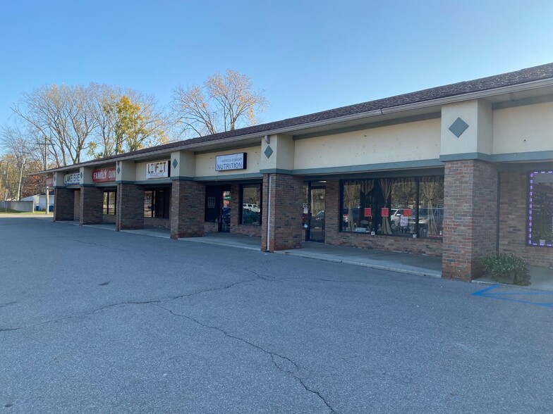 35410-35450 Jefferson Ave, Harrison Township, MI for rent - Building Photo - Image 2 of 4