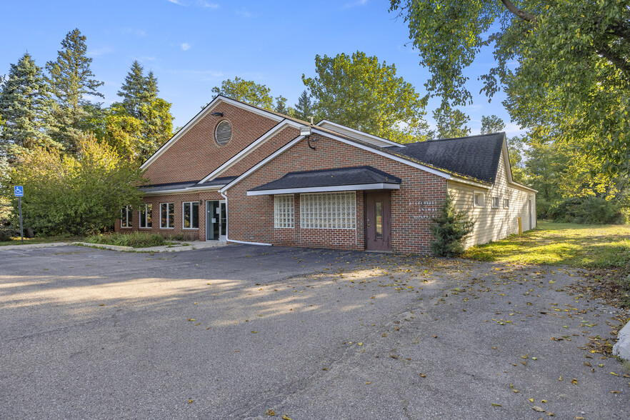 435 Sumpter rd, Belleville, MI for sale - Primary Photo - Image 1 of 55