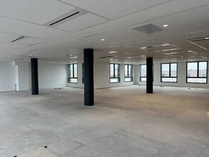 Office in Montigny-le-Bretonneux to rent Interior Photo- Image 1 of 10