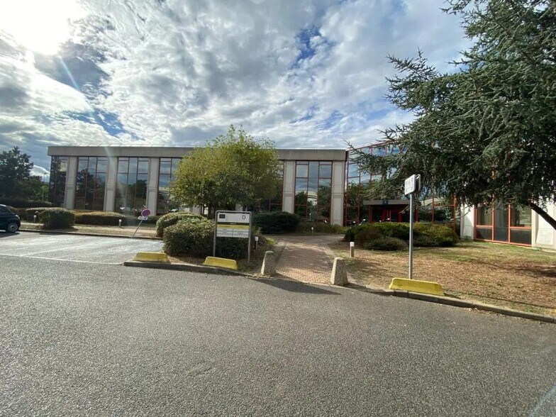 114 Avenue Louis Roche, Gennevilliers to rent - Building Photo - Image 3 of 7