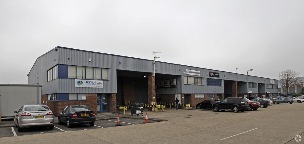 Blackthorne Rd, Slough to rent - Primary Photo - Image 1 of 4