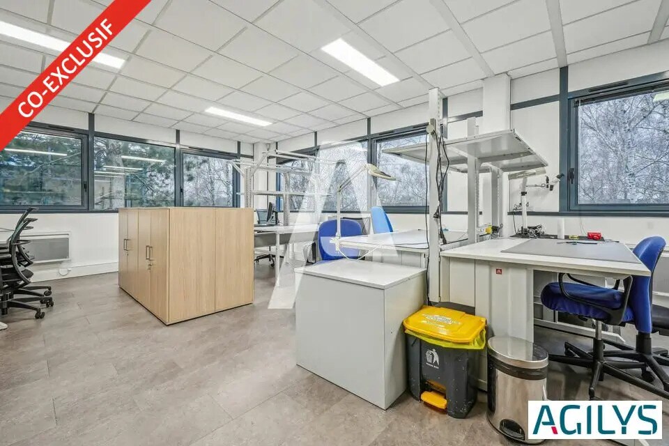 Light Industrial in Saclay for sale Interior Photo- Image 1 of 13