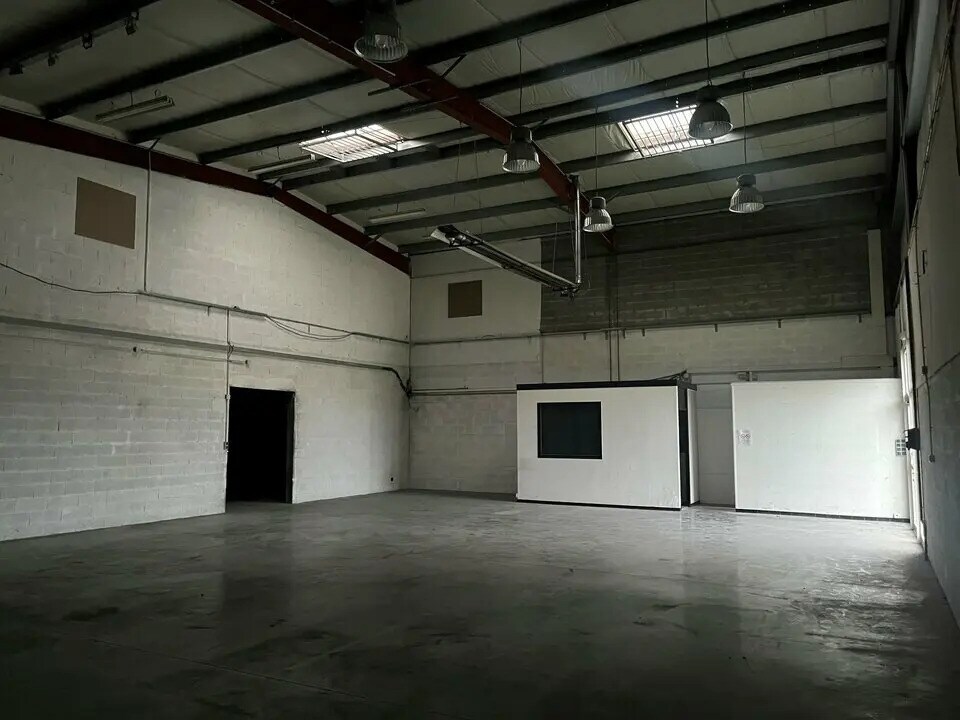 Location Local d'activités 1 365 m² - Photo 1