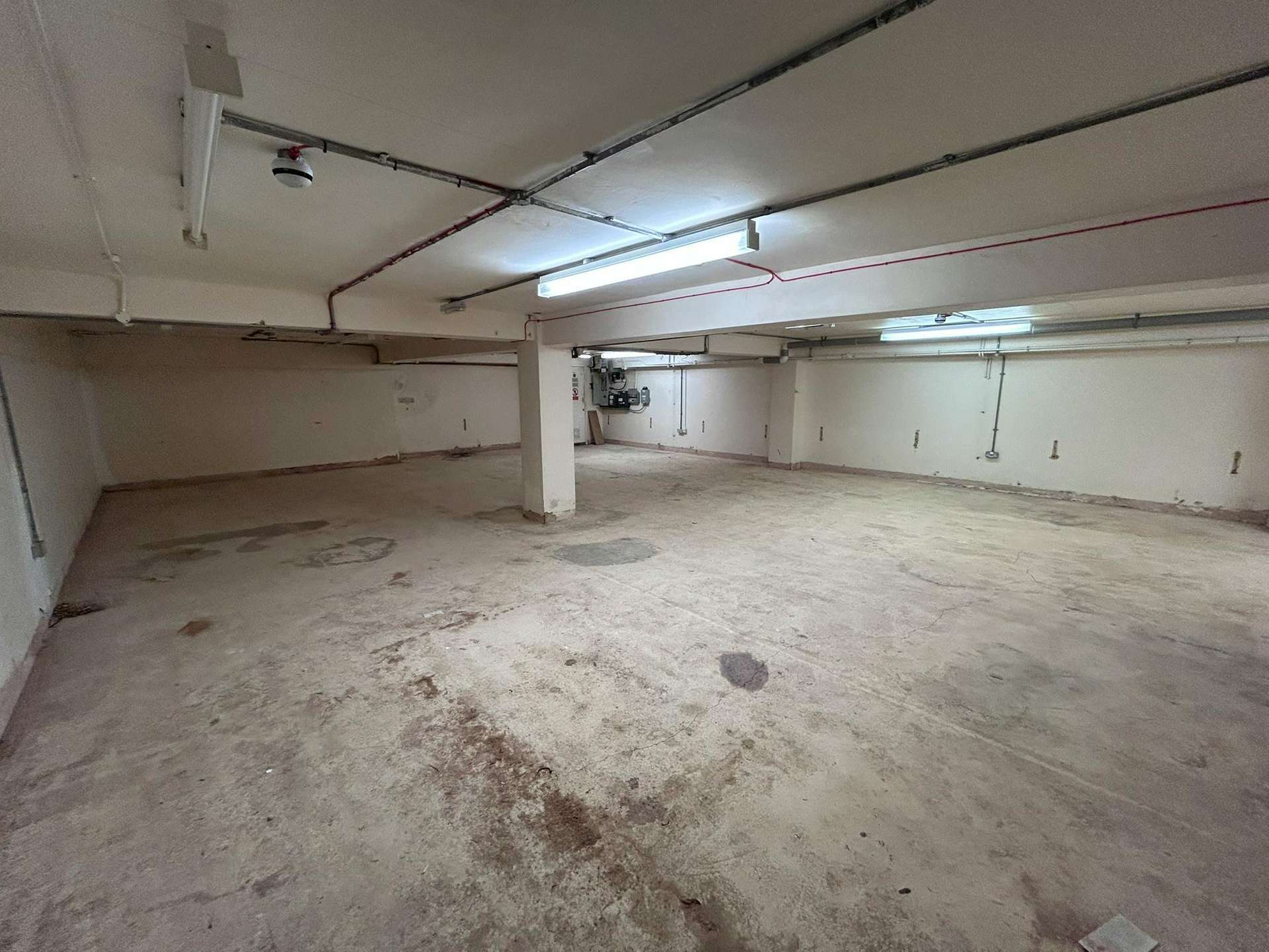 6 High St, Marlborough to rent Interior Photo- Image 1 of 3