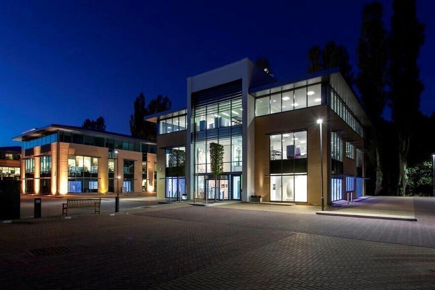 Chiltern Hl, Gerrards Cross to rent - Building Photo - Image 2 of 11