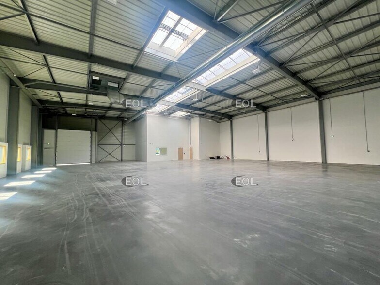 Light Industrial in Le Mesnil-Amelot to rent - Interior Photo - Image 1 of 16