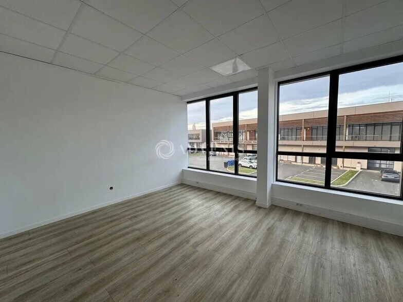 Light Industrial in Collégien to rent - Building Photo - Image 2 of 10