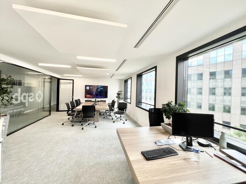Office in Courbevoie to rent - Building Photo - Image 2 of 8