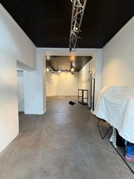 Retail in Boulogne-Billancourt to rent - Interior Photo - Image 1 of 3