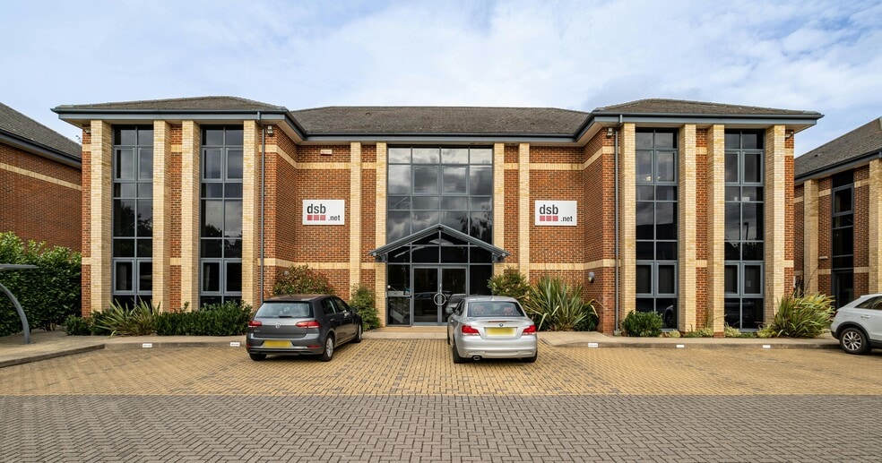 3 Queensbridge, Northampton to rent - Building Photo - Image 3 of 12