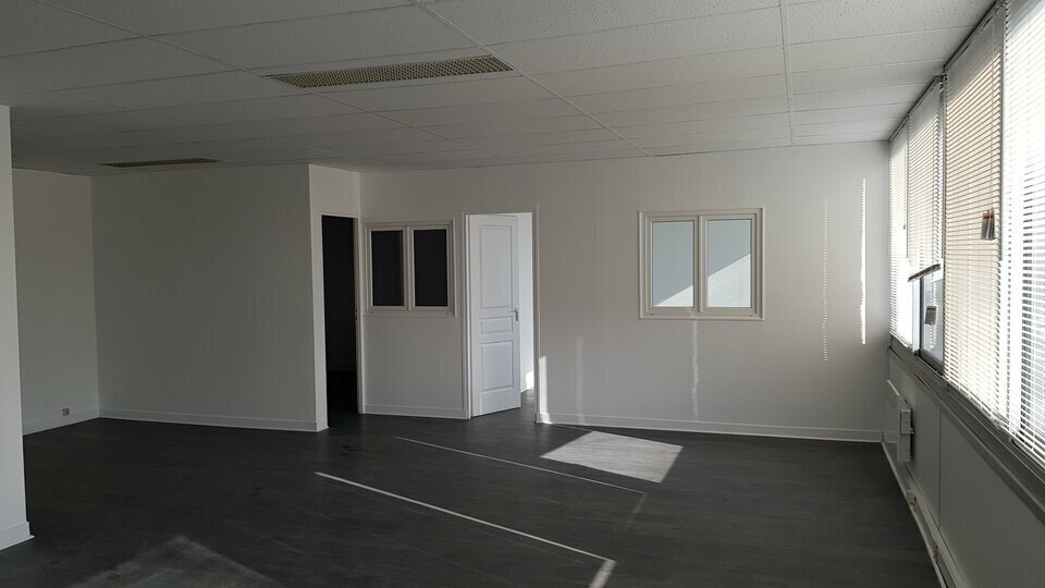 Location Local d'activités 310 m² - Photo 1