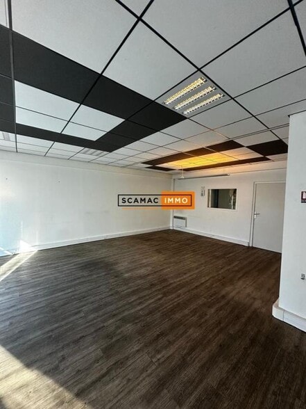 Industrial in Bezons to rent - Interior Photo - Image 2 of 9
