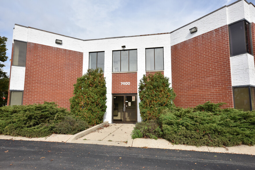 7400 W Brown Deer Rd, Milwaukee, WI for sale - Primary Photo - Image 1 of 1