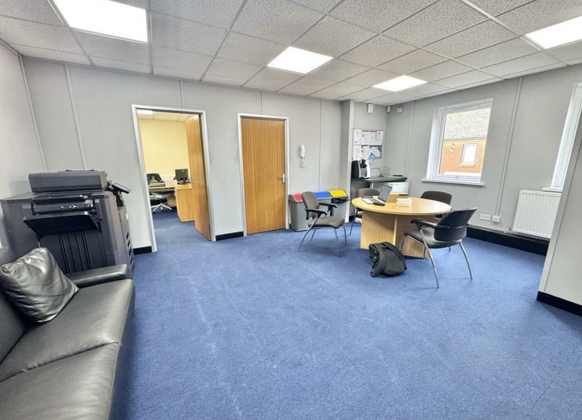 44 Cardiff Rd, Cardiff to rent - Building Photo - Image 2 of 4