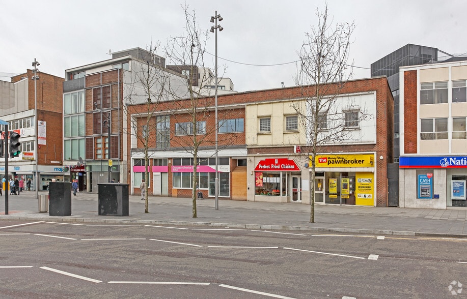 122 The Grove, London to rent - Building Photo - Image 2 of 4