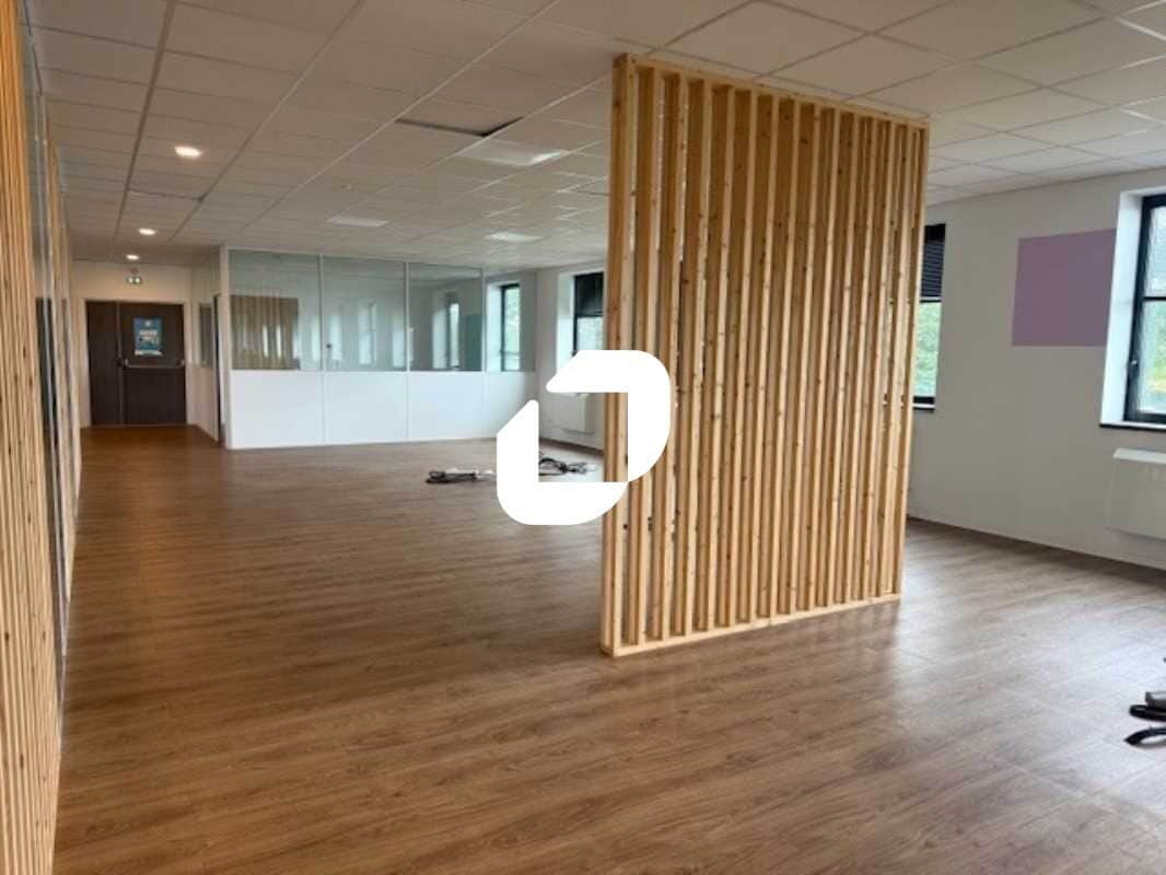 Office in SAINT-OUEN-L'AUMONE to rent Interior Photo- Image 1 of 17