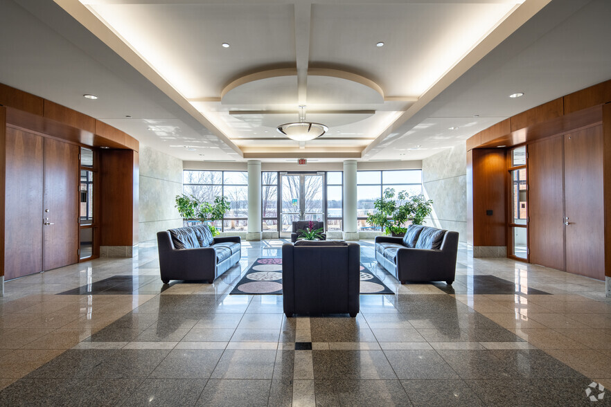 775 Prairie Center Dr, Eden Prairie, MN for rent - Lobby - Image 3 of 6