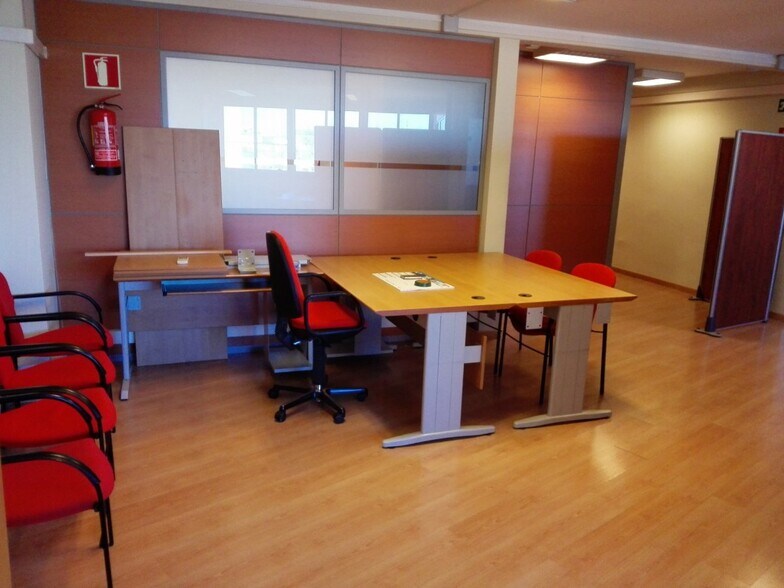 Avenida Constitución, Móstoles, Madrid to rent - Building Photo - Image 3 of 3